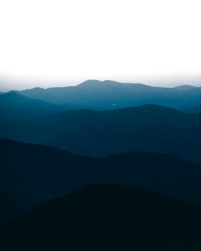 白昼山影